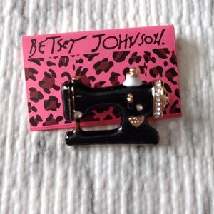 SEWING MACHINE BROOCH